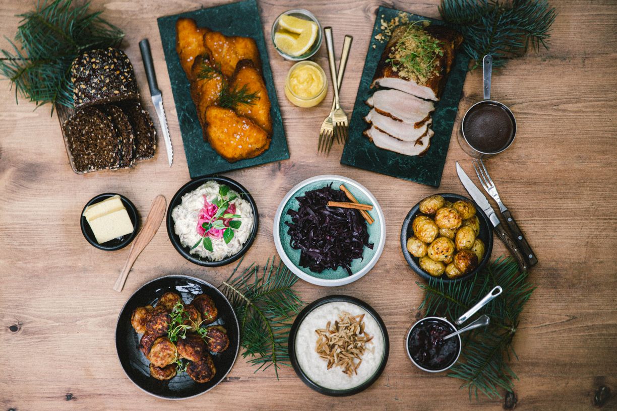 Billede af DiningSix julemenu som består af: fiskefilet, hønsesalat, Flæskesteg, frikadeller, Rødkål, kartofler og Ris á la mande