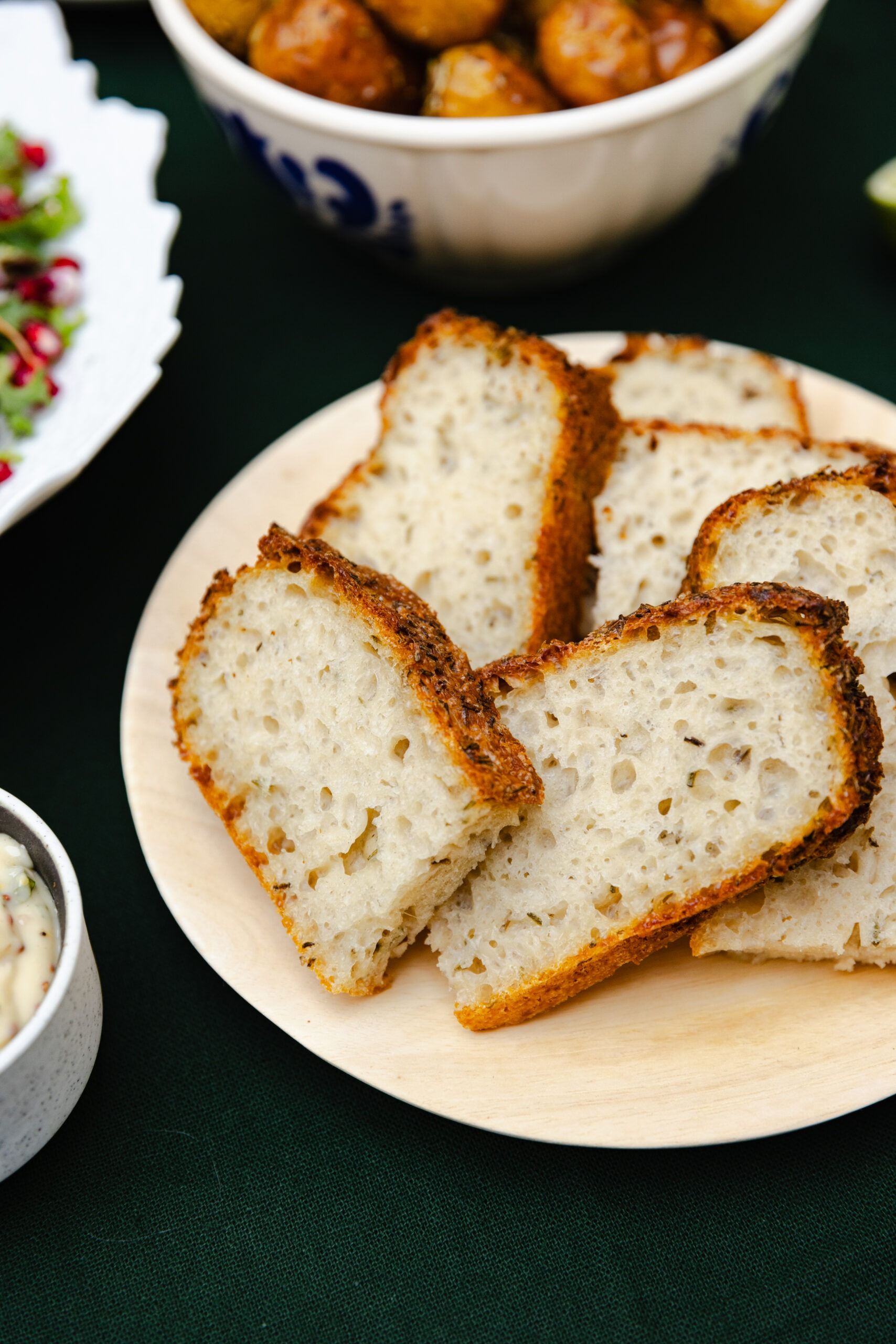 Friskbagt brød med hjemmelavet urtemayo