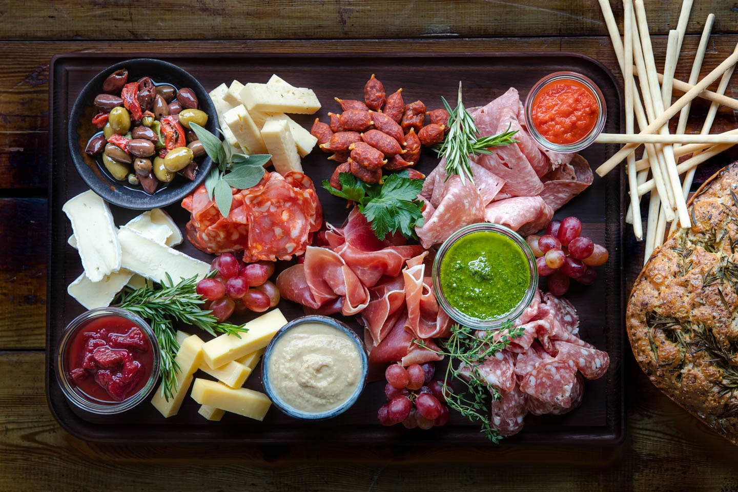 Oste- og pølsebord anrettet på bræt
