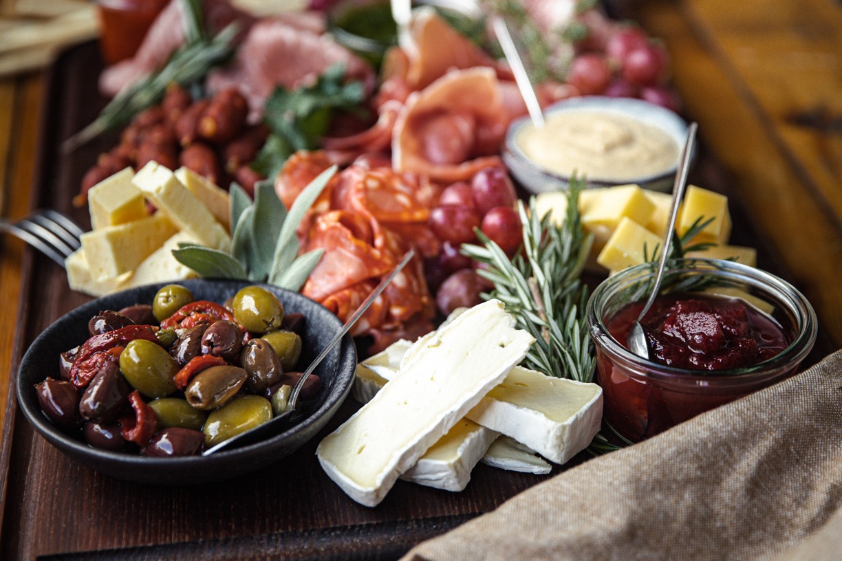 Oliven, chorizo og brie