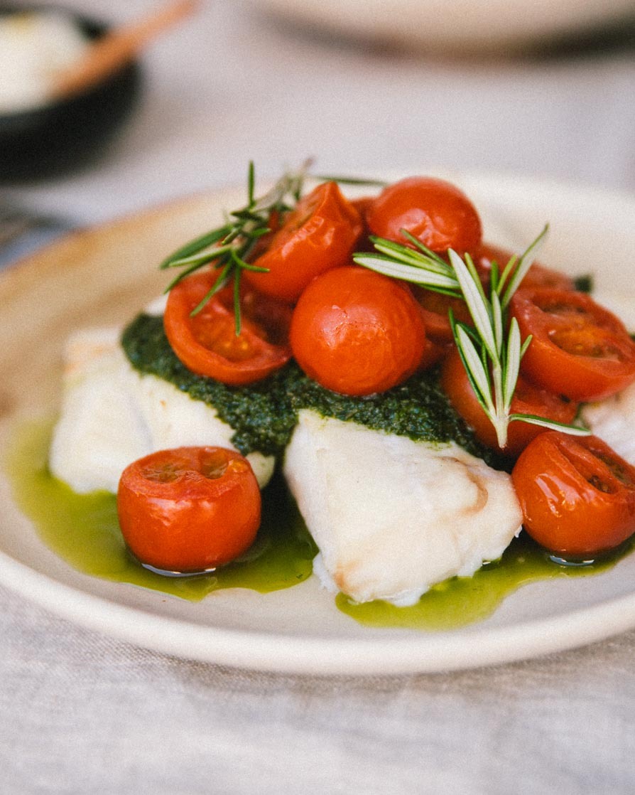 Ovnbagt torskeryg m. basilikumpesto &amp; små saftige tomater - DiningSix