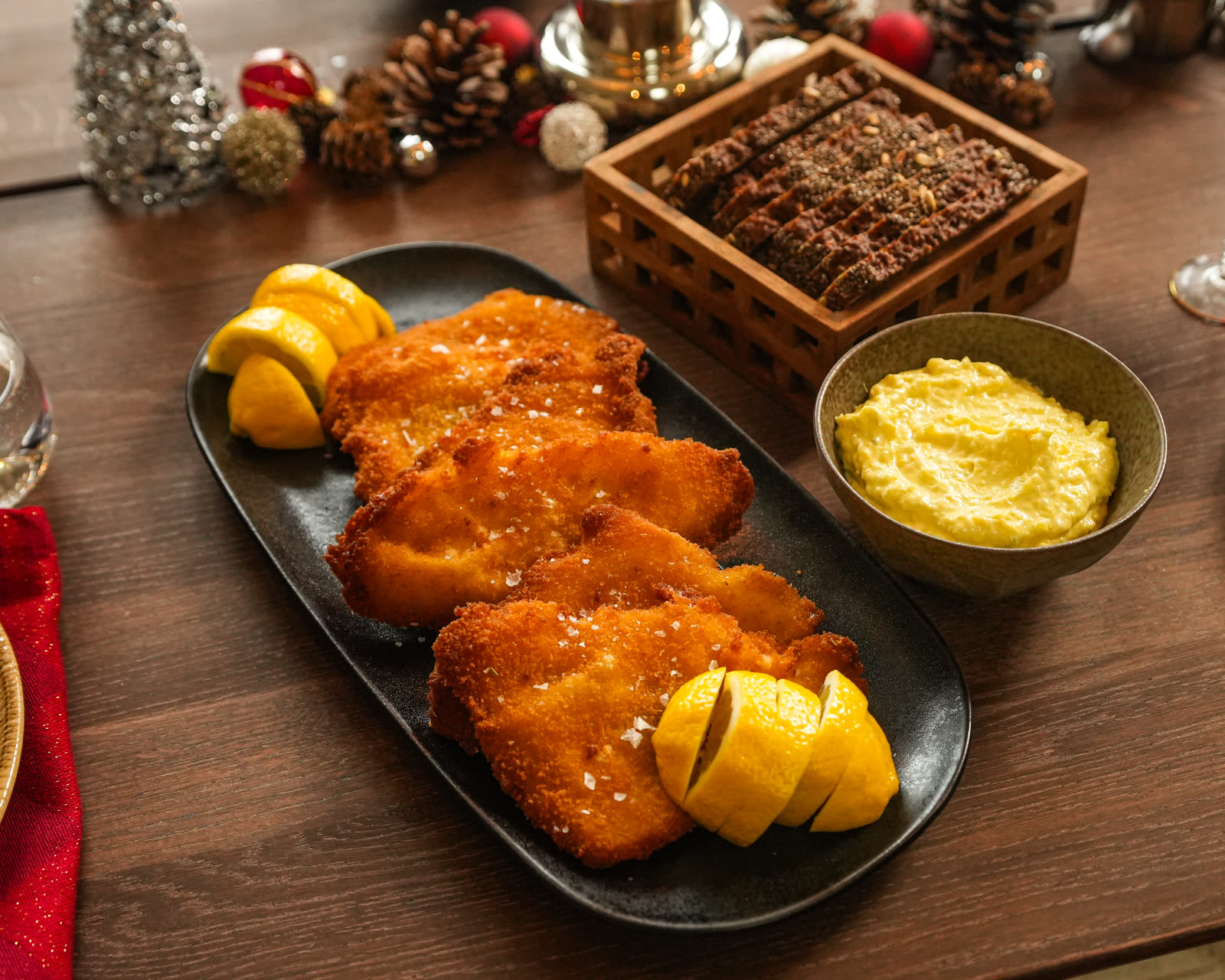 Smørstegt fiskefilet med remoulade og citron