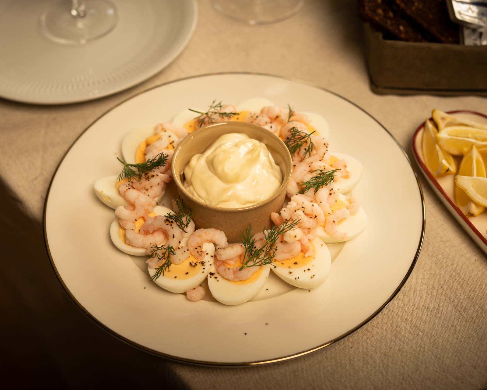 Hårdkogte æg med rejer og mayonnaise